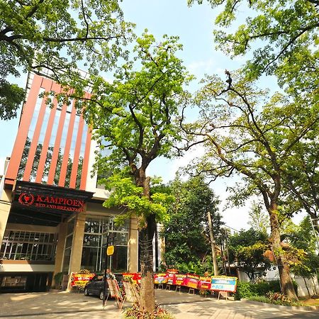 Kampioen Bed & Breakfast Bandung Exterior photo